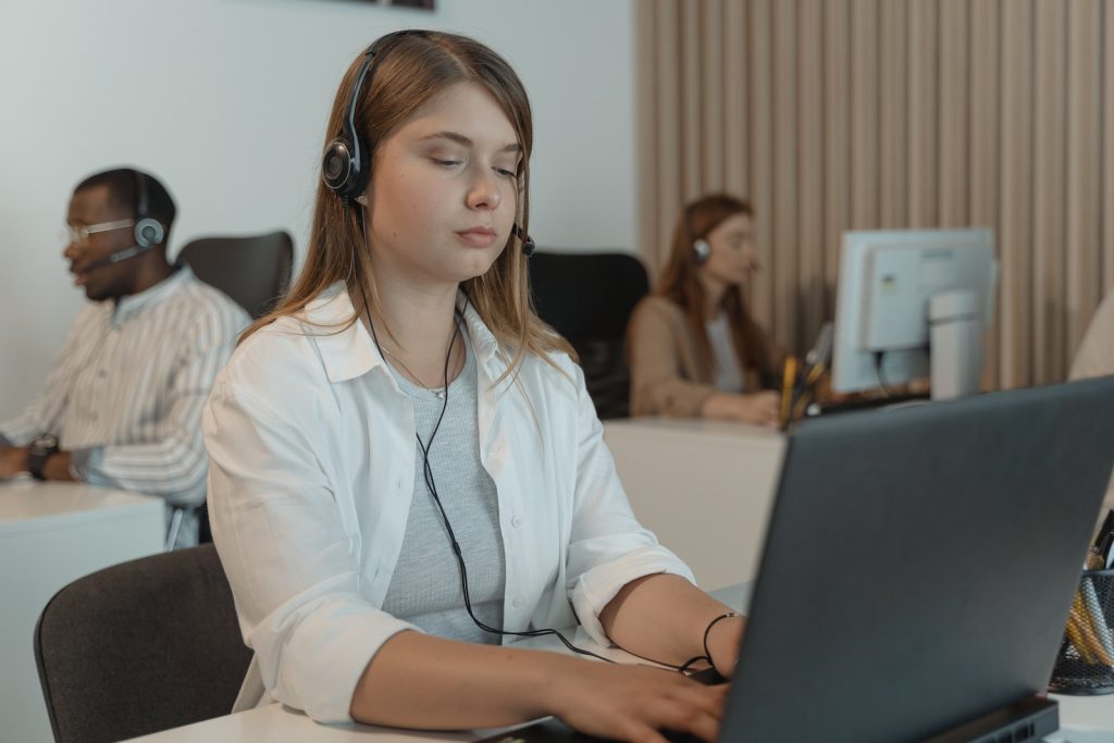 Une femme travaillant dans un centre d'appel